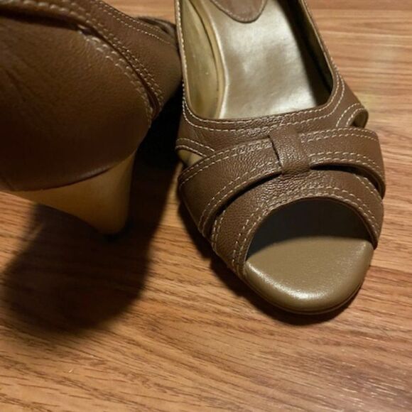 Banana Republic Taupe Heels, size 11M - Picture 2 of 4